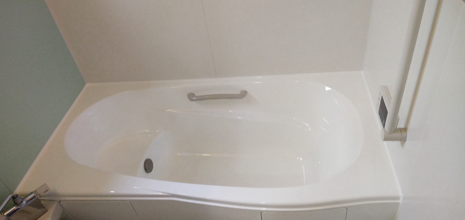 施工後のバスタブ全体。白い浴槽面とエプロンまわり