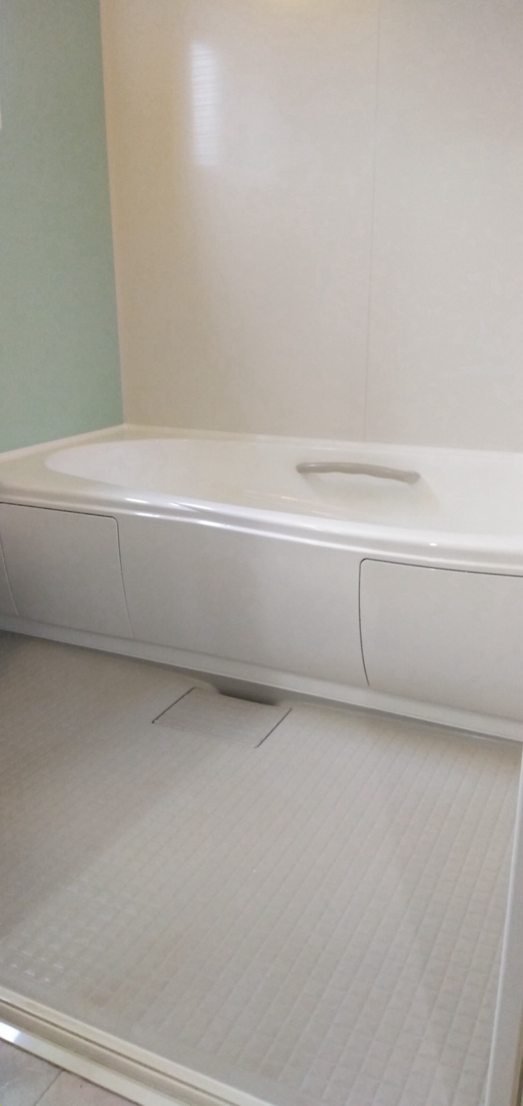 施工後のバスタブ側面を縦位置で写した写真