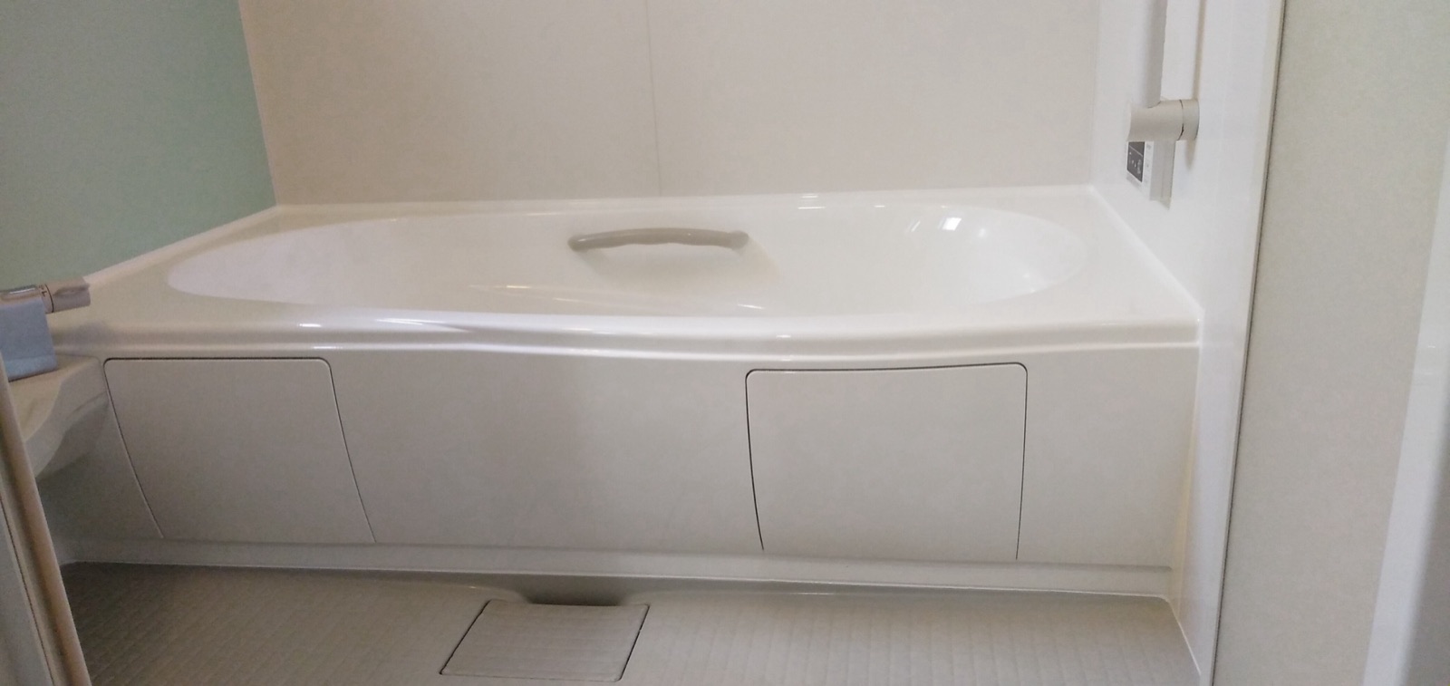 施工後のバスタブ内壁とエプロン付近