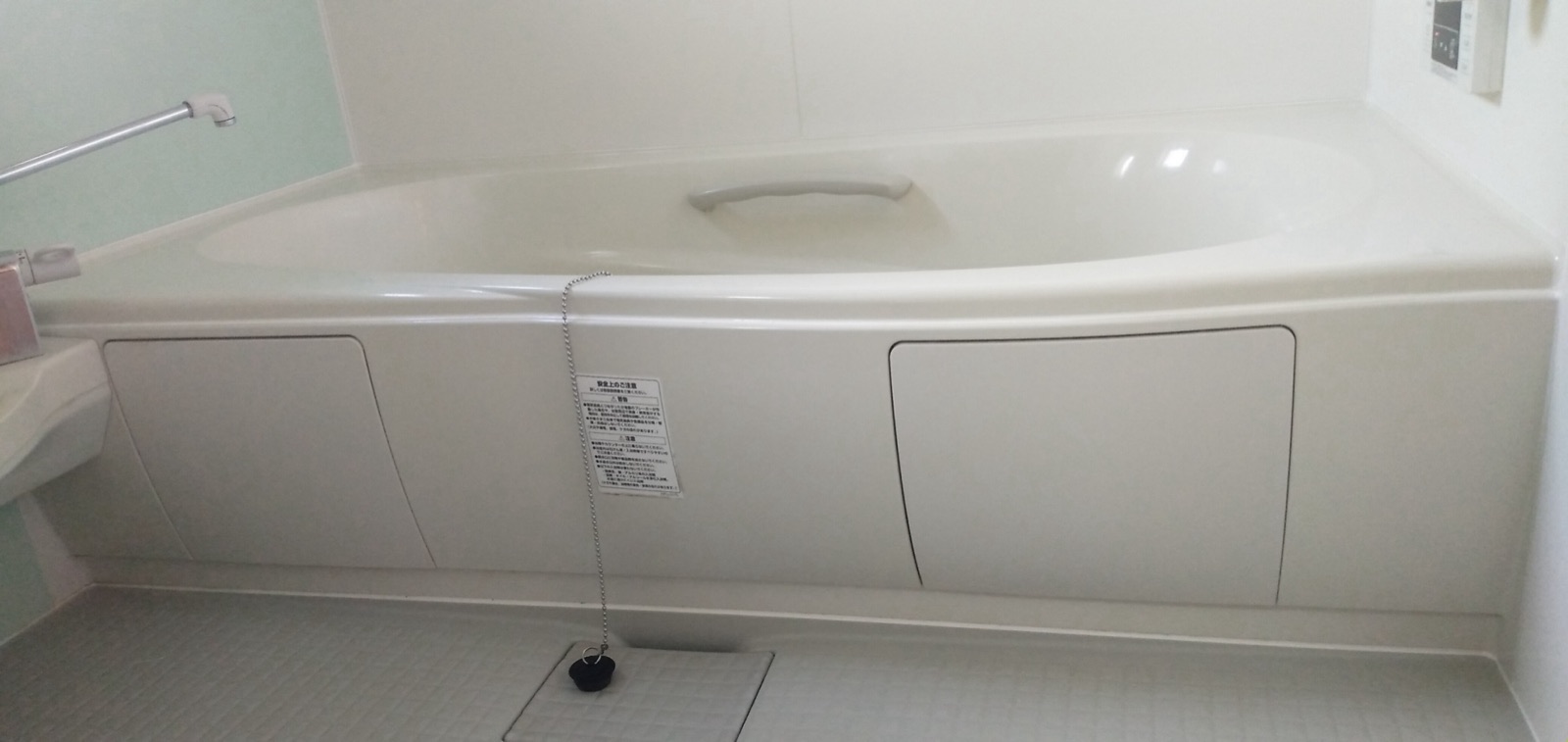 施工前のバスタブ側面とエプロンまわり